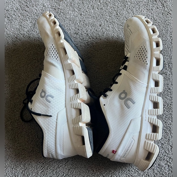 On Cloud Men’s size 10 White & Black Lightweight Sneakers - Picture 9 of 10